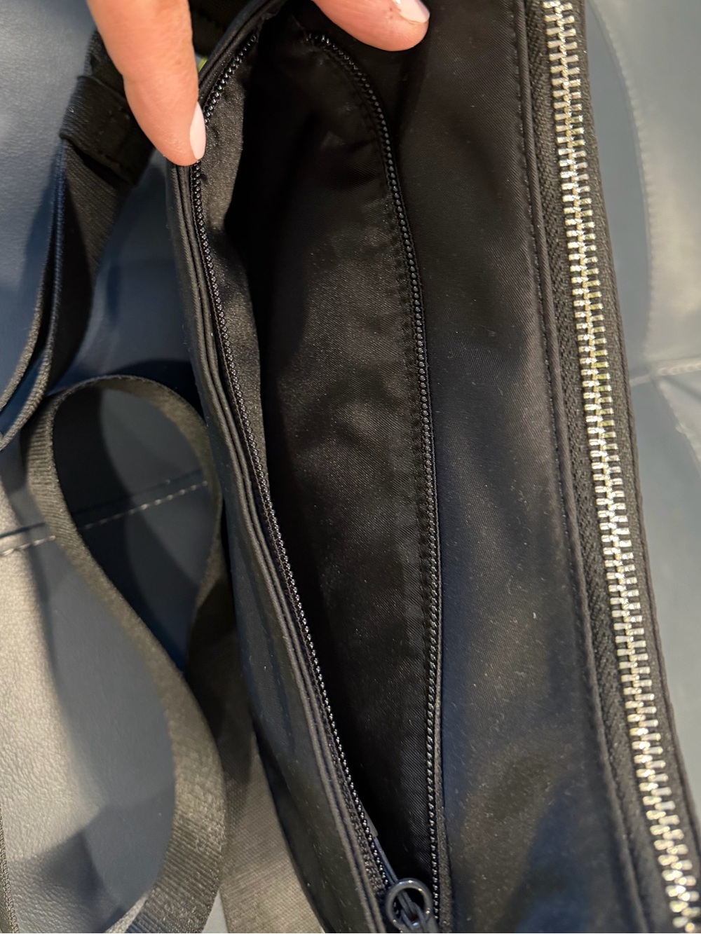 lululemon City Essentials Shoulder OR Crossbody Bag 3L and Clippable Card Pouch - Picture 4 of 8